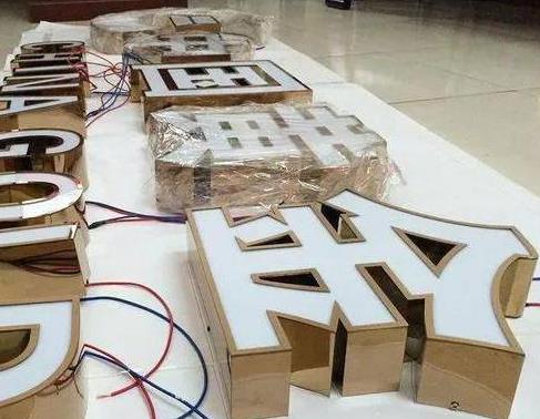 丽江最常见的几种发光字